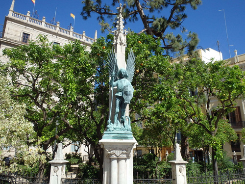 Statue on the Plaza de la V&iacute;rgen.
